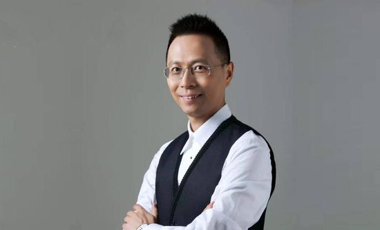 《职场妖姬》剧照故事以德文（梅格翰·法伊 饰）为中心，她认为妹妹西蒙妮（米莉·阿尔柯克 饰）与她的新上司、神秘的社交名媛米凯拉（朱丽安·摩尔 饰）有着令人毛骨悚然的关系。