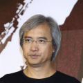 “大表姐”刘雯身穿深V西装帅气亮相，攻气十足。